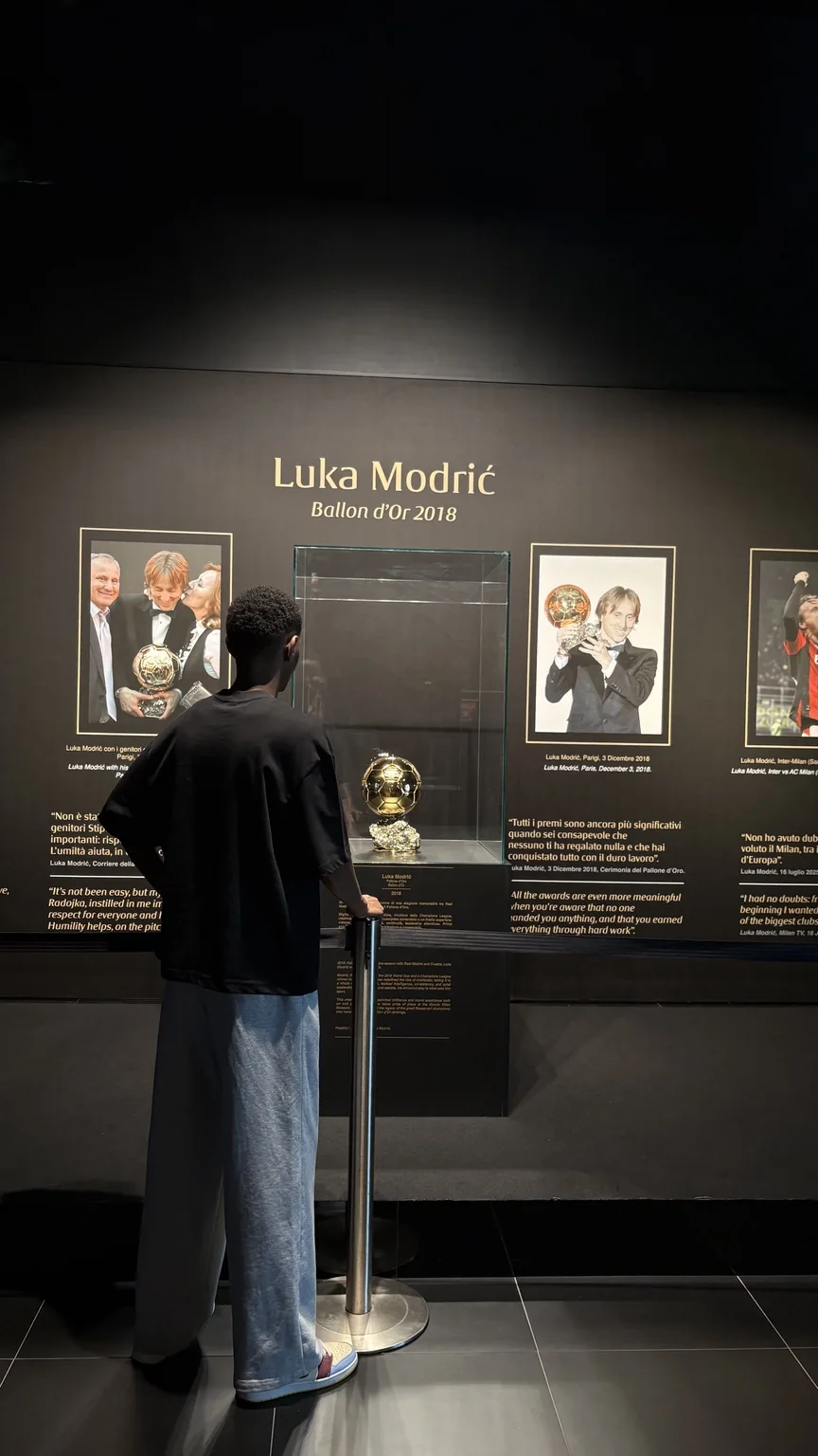 Exposition autour du Ballon d'Or de Luka Modrić
